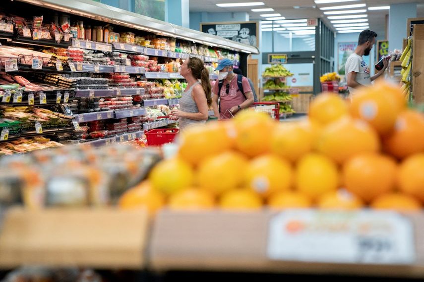 Personas observan precios de los productos en un supermercado en Washington D.C.