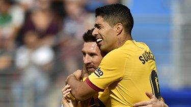 Luis Suárez festeja tras anotar el tercer gol del Barcelona junto a Lionel Messi en la victoria 3-0 ante Eibar en la Liga española, el sábado 19 de octubre de 2019. El Inter Miami quisiera juntar una vez más al uruguayo con el argentino