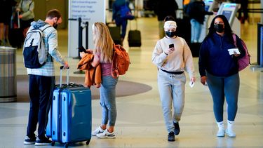 Viajeros son mascarillas como precaución contra la propagación del coronavirus caminan por la terminal del Aeropuerto Internacional de Filadelfia el martes 19 de abril de 2022.&nbsp;