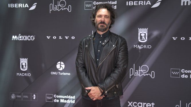 Alex García, director de la serie de Netflix Cien años de soledad, posa después de conversar con DIARIO LAS AMÉRICAS en el marco de los Premios Platino, en Madrid.&nbsp;