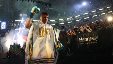 En esta fotografía proporcionada por Matchroom Boxing, el boxeador mexicano Saúl Canelo Álvarez llega para su pelea por el título súper mediano contra el boxeador británico Billy Joe Saunders en el AT&T Stadium en Arlington, Texas, el 8 de mayo de 2021.