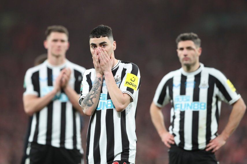 Miguel Almirón (centro), Fabian Schaer (derecha) y Sven Botman, del Newcastle, se lamentan tras perder la final de la Copa de la Liga inglesa ante el Manchester United, el domingo 26 de febrero de 2023. La Premier League es investigada en Inglaterra por la compra del equipo a un grupo de Arabia Saudí Miguel Almirón (centro), Fabian Schaer (derecha) y Sven Botman, del Newcastle, se lamentan tras perder la final de la Copa de la Liga inglesa ante el Manchester United, el domingo 26 de febrero de 2023. La Premier League es investigada en Inglaterra por la compra del equipo a un grupo de Arabia Saudí