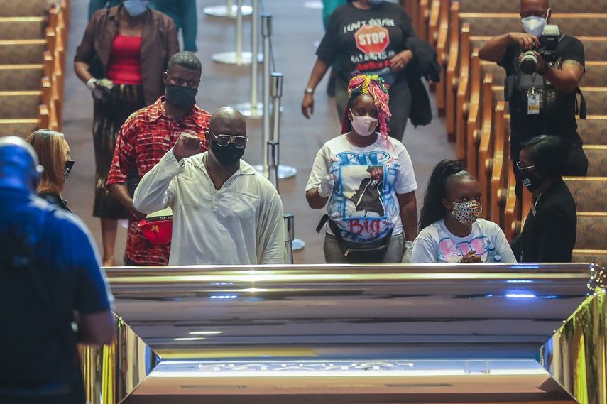 Dolientes llegan a la iglesia Fuente de Oraci&oacute;n durante el periodo de acceso p&uacute;blico del funeral de George Floyd, el lunes 8 de junio de 2020, en Houston.&nbsp;