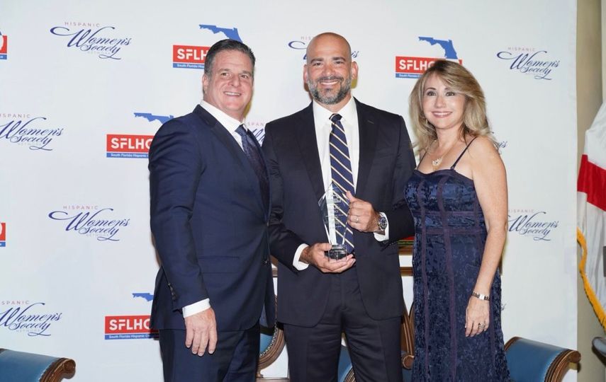 Galardonados recibiendo su reconocimiento en los Premios Women Empowering and Embracing Women (WEEW) 2025.