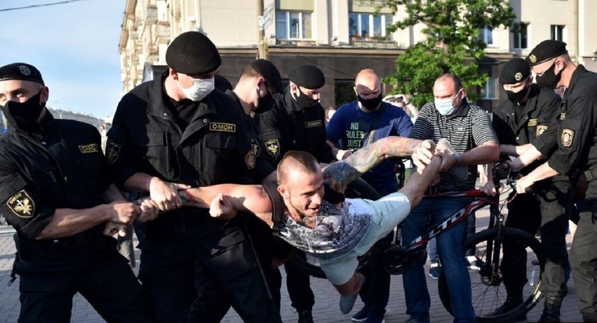 ONU: Continúa la represión sistemática en Bielorrusia. En la foto de archivo la policía en Minsk arresta a un manifestante el 19 de junio de 2020