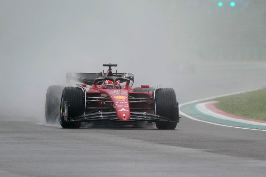 El piloto Charles Leclerc, de Ferrari, conduce bajo la lluvia en la sesión de práctica para el Gran Premio Emilia Romagna de la Fórmula Uno, en el circuito Dino y Enzo Ferrari, en Imola, Italia, el viernes 22 de abril de 2022.&nbsp;