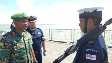 El jefe militar guyanés Omar Khan recibe honores militares al abordar la nave británica HMS Trent el 29DIC23.