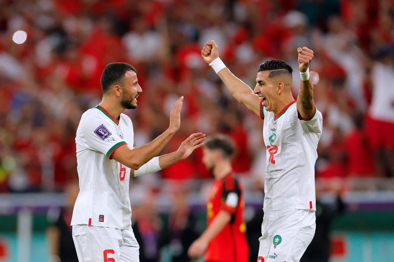 Los defensores de Marruecos, Romain Ghanem Saiss y Noussair Mazraoui, celebran la anotación del segundo gol de su combinado en el duelo frente a Bélgica correspondiente a la fase de grupos del Mundial de Catar.