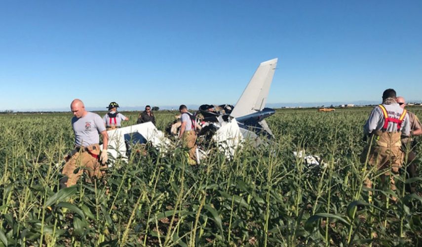 El equipo del Miami-Dade Fire Rescue revisa los retos de la aeronave tras el impacto.