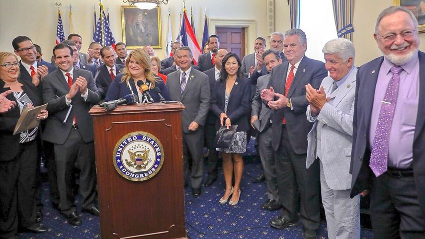 La representante de Puerto Rico en la Cámara, Jenniffer González (cen.) y el gobernador de la isla, Ricardo Rosselló (3ro izq.).