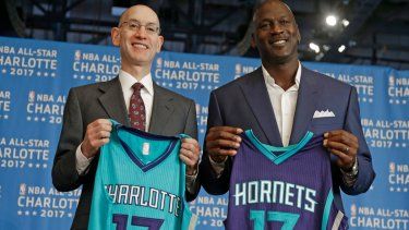 El comisionado de la NBA, Adam Silver, (izquierda) y el dueño de los Hornets de Charlotte, Michael Jordan, posan durante el anuncio de Charlotte como sede del Juego de Estrellas de la NBA, el 23 de junio de 2015.&nbsp;