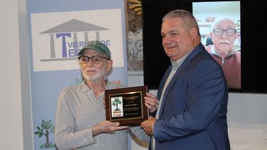 Héctor Santiago recibe el premio Pepe Escarpanter de Teatro 2023, de manos de Luis de La Paz.&nbsp; 