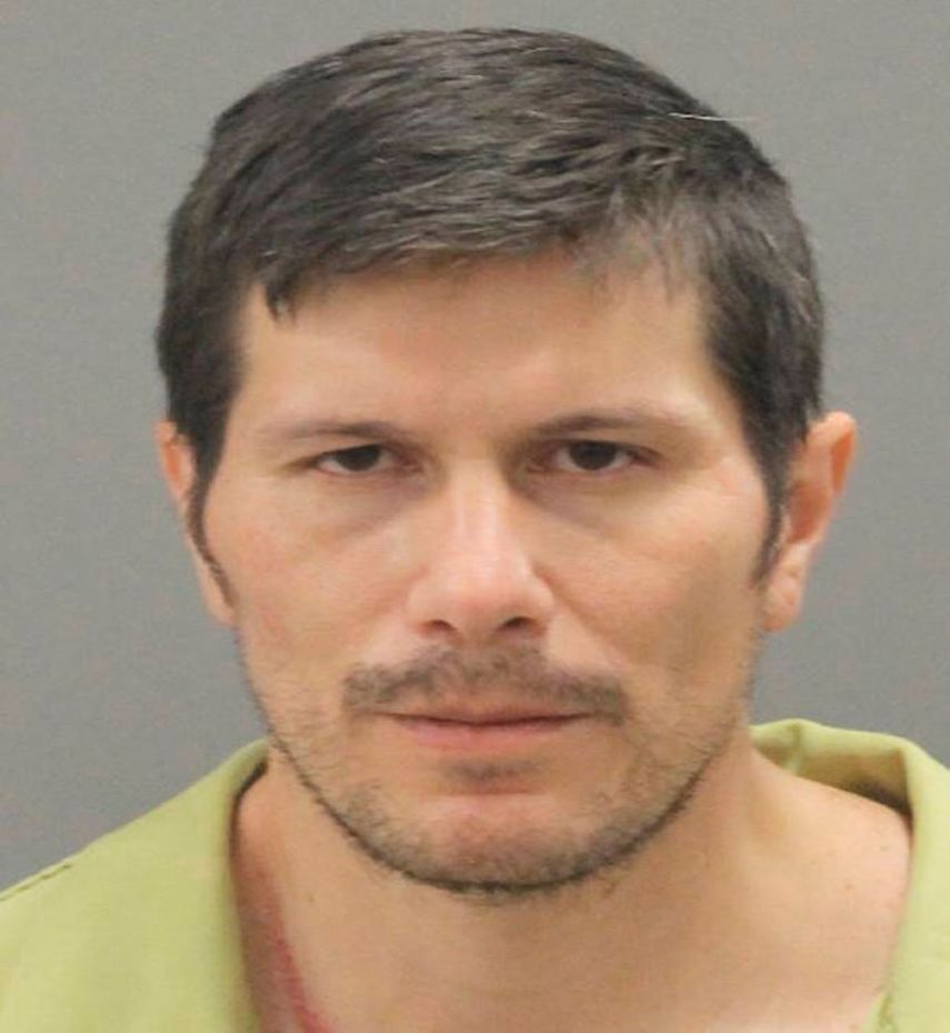 Fotografía facilitada por la policía del condado de Winnebago en la que aparece Duke Webb. El fiscal estatal para el condado de Winnebago, J. Hanley, dijo que Webb, un militar de Florida y 37 años de edad, fue acusado de tres cargos de asesinato y tres cargos de intento de asesinato en primer grado en el tiroteo el sábado 26 de diciembre de 2020 en la bolera Don Carter Lanes, en Rockford, a 130 kilómetros (80 millas) al noroeste de Chicago.