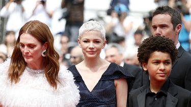 Las actrices Michelle Williams y Julianne Moore junto al actor Jaden Michael.