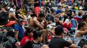 La caravana de migrantes ha hecho una pausa en espera de negociar con las autoridades mexicanas un salvoconducto vigente por 30 días para movilizarse sin problemas y llegar a la frontera. 