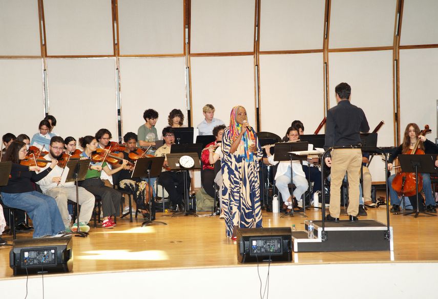 Lucrecia ensaya en la Florida International University para el concierto&nbsp;Celia Sinfónica.