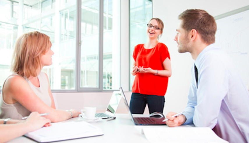 Si el trabajo en equipo funciona, es un alivio para todos, especialmente en tiempos estresantes. Si hay problemas, se retrasa todo el proceso.