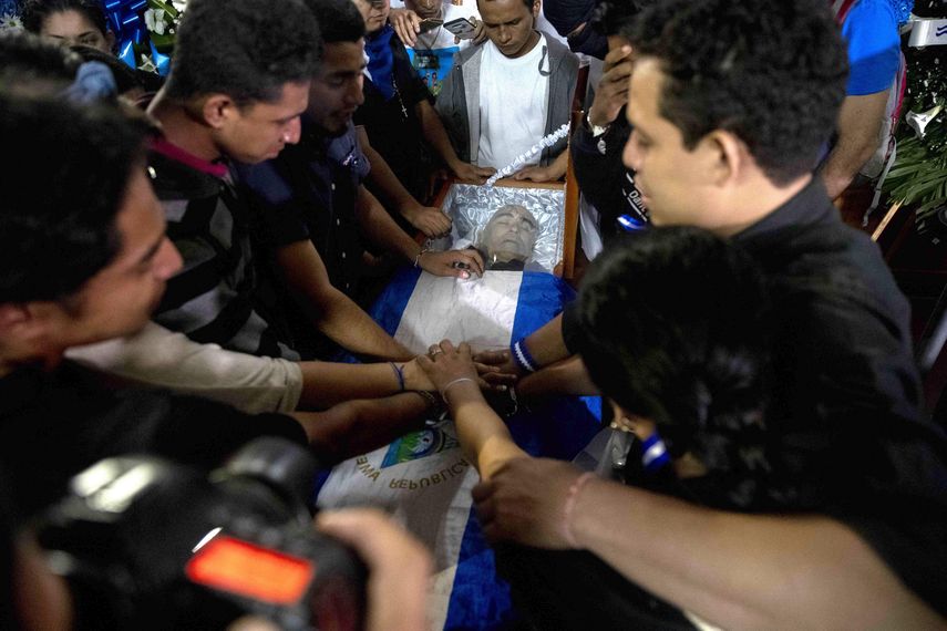 Un grupo de jóvenes une sus manos sobre el féretro del nicaragüense-estadounidense Eddy Montes durante su funeral en Matagalpa (Nicaragua).&nbsp;