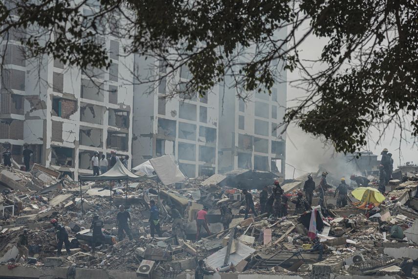 Rescatistas realizan labores de búsqueda de personas desaparecidas en una zona afectada por los terremotos, este domingo, en Tanaguaneras, La Guaira (Venezuela).&nbsp;&nbsp;