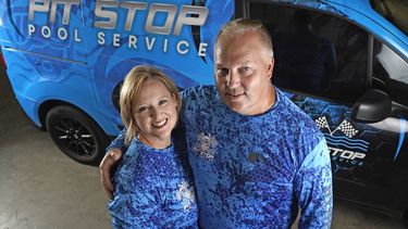 Amy y Cody Morgan, en su casa en Cypress, Texas, el 4 de septiembre de 2020. Ellos abrieron el negocio de transporte Pit Stop Pools durante la pandemia.