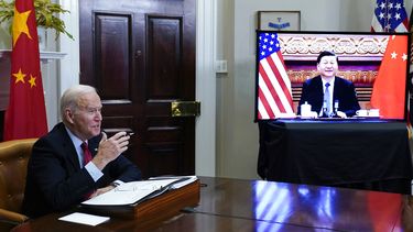 El presidente Joe Biden dialoga con el mandatario chino Xi JInping.
