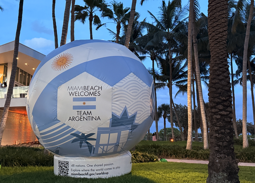 Balones colocados en distintas áreas de Miami Beach 