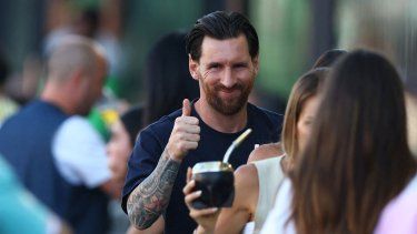 Lionel Messi, número 10 del Inter Miami CF, gesticula desde la grada durante el partido de la MLS entre el Inter Miami CF y el FC Dallas en el Chase Stadium el 27 de abril de 2025 en Fort Lauderdale, Florida.