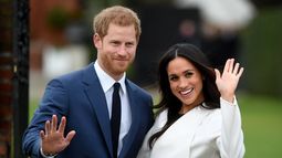 El príncipe Enríque posa junto a su prometida, la actriz estadounidense Meghan Markle, tras anunciar su compromiso en el Jardín Sunken del Palacio Kensington, en Londres (Reino Unido).