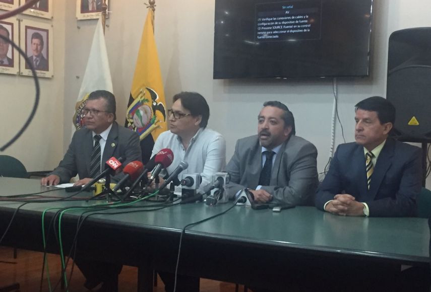 Fernando Villavicencio informó que ha regresado para presentar una denuncia de actos de corrupción presuntamente ocurridos durante el Gobierno Correa en el sector petrolífero.