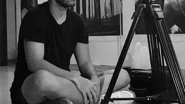 El realizador Anyelo Troya trabajó junto a Asiel Babastro en el videoclip del tema Patria y Vida. Raisa González, madre de Troya, inició los trámites para apelar la sentencia de un año de cárcel que el régimen le impuso.&nbsp;