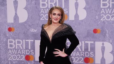 La cantante británica Adele Laurie Blue Adkins, también conocida como Adele, posa en la alfombra roja a su llegada a los BRIT Awards 2022 en Londres el 8 de febrero de 2022.