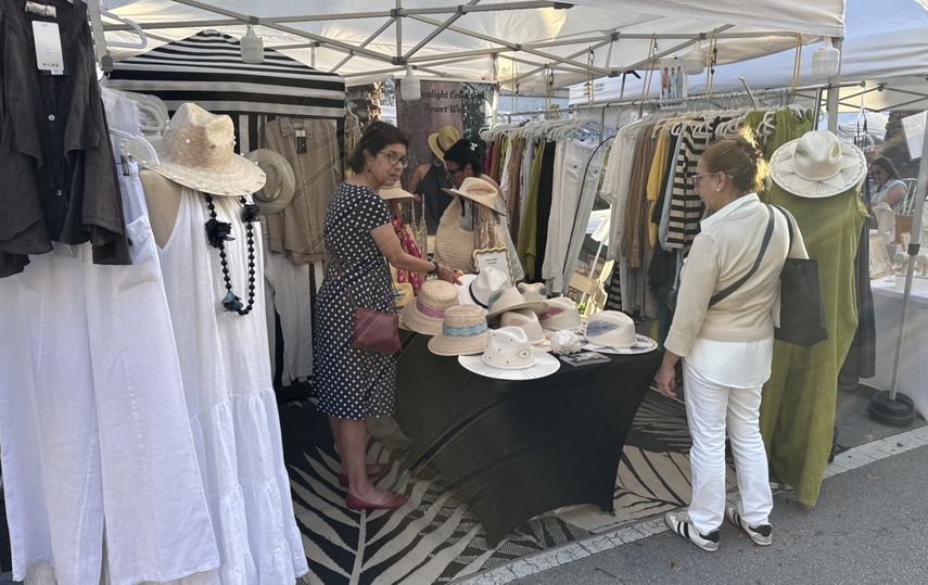 Visitantes observan prendas, sombreros y accesorios en uno de los emprendimientos dedicados a la&nbsp; moda.