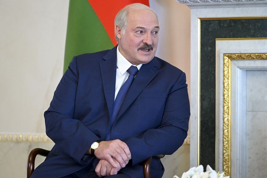 El presidente bielorruso Alexander Lukashenko escucha al presidente ruso Vladimir Putin durante su reunión en San Petersburgo, Rusia, el martes, 13 de julio del 2021.&nbsp;