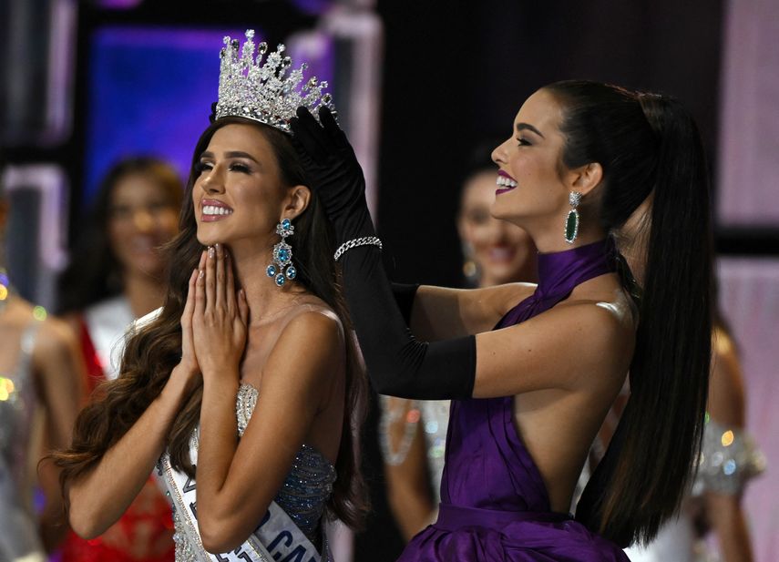 La joven tripulante de cabina Diana Silva, representante del Distrito Capital, es coronada como la nueva Miss Venezuela por la saliente Miss Venezuela 2021, Amanda Dudamel, en el Poliedro de Caracas el 16 de noviembre de 2022.