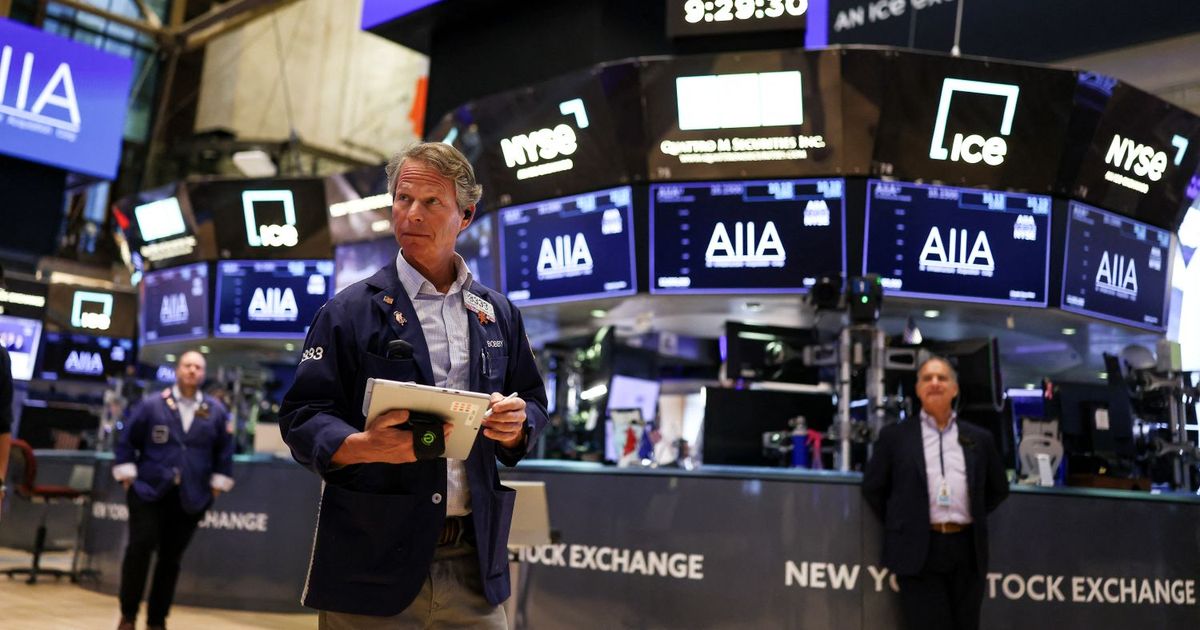 Caen los precios del petróleo por negociaciones y el alza del dólar