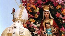 Fotografía de 1996. El papa Juan Pablo II reza ante la imagen de la virgen de Coromoto en Guanare, Venezuela, 10 de Febrero, antes de iniciar la misa donde fue inaugurado el santuario de la virgen del mismo nombre con una asistencia de mas de 300.000 venezolanos.