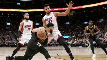 El base Fred VanVleet, de los Raptors de Toronto, trata de abrirse paso ante el pívot Omer Yurtseven (77), del Heat de Miami, en juego de NBA del domingo 3 de abril de 2022, en Toronto