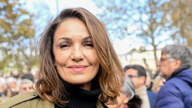 La actriz francesa Nadia Fares posa para una fotografía al inicio de una marcha silenciosa en la que se pedía la paz en Oriente Medio, en París, el 19 de noviembre de 2023.