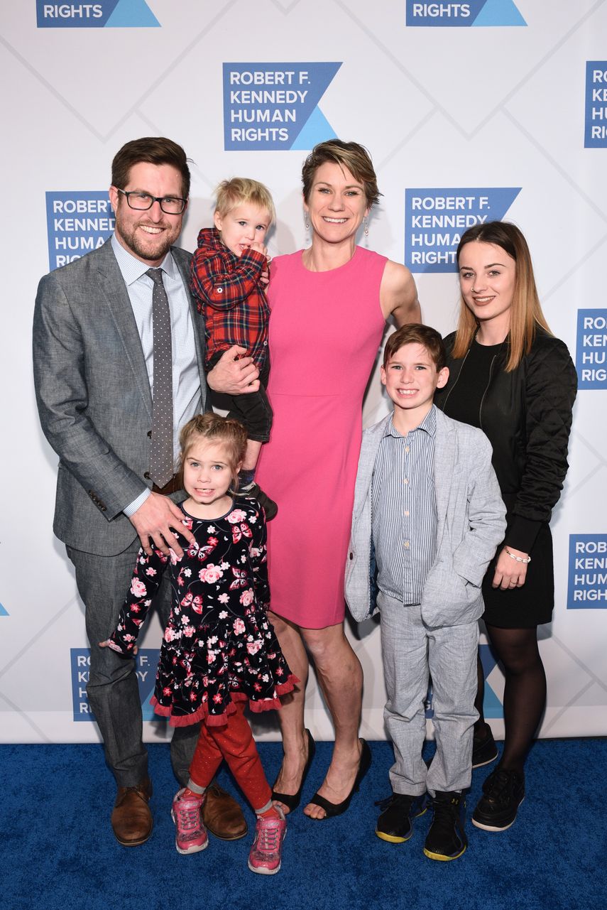 En la foto del 12 de diciembre de 2019 aparecen David McKean y Maeve Kennedy Townsend Mckean y sus hijos (Gideon, el segundo a la derecha) en un evento en Nueva York.