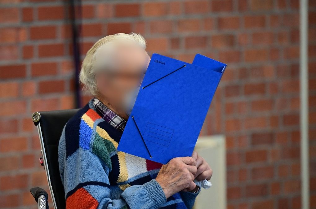 Schutz tenía 21 años cuando empezó sus tareas en el campo de concentración. Es sospechoso de haber fusilado a prisioneros soviéticos, de ayuda y complicidad en asesinatos sistemáticos con gas venenoso Zyklon B y de la detención de prisioneros en condiciones hostiles. Schutz tenía 21 años cuando empezó sus tareas en el campo de concentración. Es sospechoso de haber fusilado a prisioneros soviéticos, de ayuda y complicidad en asesinatos sistemáticos con gas venenoso Zyklon B y de la detención de prisioneros en condiciones hostiles.
