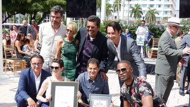 Jemaine Clement, Kristin Chenoweth, George Lopez, Rodrigo Santoro, (fila delantera) Andy Garcia, Anne Hathaway, Carlos Saldanha y Jamie Foxx posan para la prensa durante la la inauguración del Paseo de la Fama de Miami, Florida. (EFE)