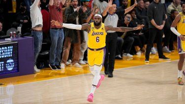 El alero de Los Angeles Lakers, LeBron James, celebra después de anotar para superar a Kareem Abdul-Jabbar y convertirse en el máximo anotador de todos los tiempos de la NBA durante la segunda mitad de un partido de baloncesto de la NBA contra el Oklahoma City Thunder el martes 7 de febrero de 2023 en Los Ángeles.&nbsp;