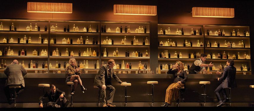 Esta imagen difundida por el Festival de Salzburgo muestra, de izquierda a derecha, Peter Kálmán, como Bartolo; Manuel Günther, como Basilio; Serafina Starke, como Barbarina; Krzysztof Bczyk, como Figaro; Kristina Hammarström, como Marcellina; Andrew Morstein, como Curzio; y Andrè Schuen, como el conde Almaviva en la producción 2023 de Martin Kušej de Le Nozze di Figaro de Mozart en el Festival de Salzburgo en Austria.