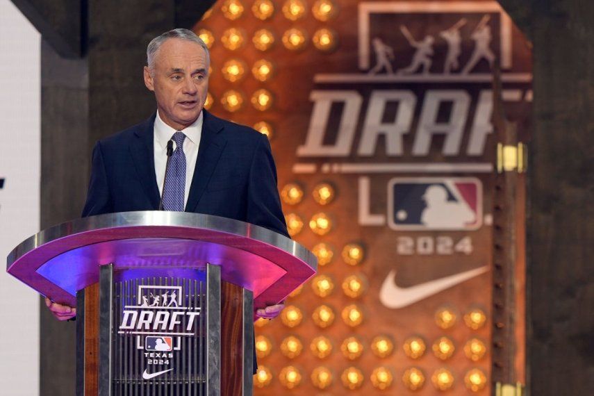 Rob Manfred, comisionado de las Grandes Ligas, habla durante el draft en Fort Worth, Texas, el domingo 14 de julio de 2024. Rob Manfred, comisionado de las Grandes Ligas, habla durante el draft en Fort Worth, Texas, el domingo 14 de julio de 2024.
