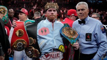Canelo Álvarez festeja tras su victoria ante Gennady Golovkin en la pelea por el título súper mediano, el sábado 17 de septiembre de 2022.