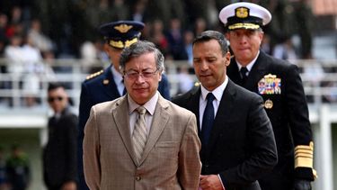 El presidente de Colombia, Gustavo Petro, y el ministro de Defensa, Pedro Sánchez, caminan durante la conmemoración del 134.º aniversario de la Policía Nacional y la promoción de oficiales en la Academia de Policía General Santander en Bogotá el 13 de noviembre de 2025.