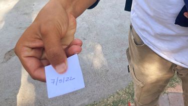 Un migrante muestra un papel con la fecha en que fue citado por la Casa del Migrante de Piedras Negras (México) para iniciar el proceso con miras a un posible ingreso a EEUU. La entrevista fue cancelada posteriormente porque el servicio estaba desbordado.