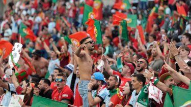 Aficionados portugueses alientan a su selección en el encuentro de octavos de final de la Eurocopa ante Eslovenia, el lunes 1 de julio del 2024.