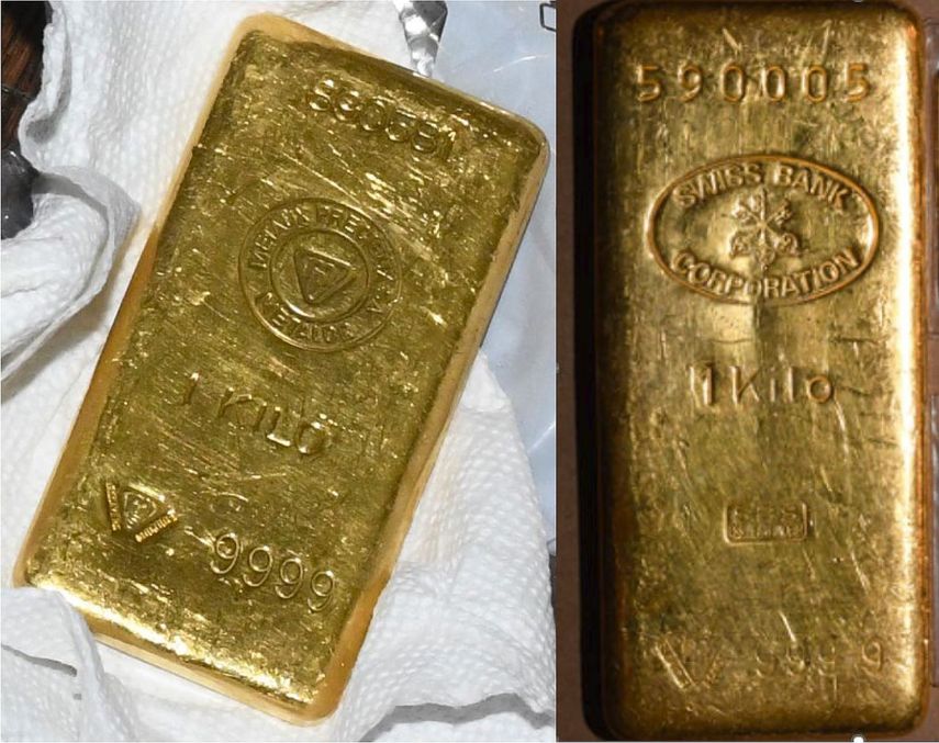 Esta imagen, facilitada por la fiscalía federal el viernes 22 de septiembre de 2023 en Nueva York, muestra dos lingotes de oro encontrados durante un registro de agentes federales a la casa del senador demócrata Bob Menendez, parte de un encausamiento por presunta corrupción contra el legislador.&nbsp;