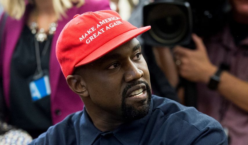 El rapero estadounidense&nbsp;Kanye&nbsp;West usa una gorra de la campaña presidencial de Trump durante una reunión en el Despacho Oval de la Casa Blanca, en Washington.